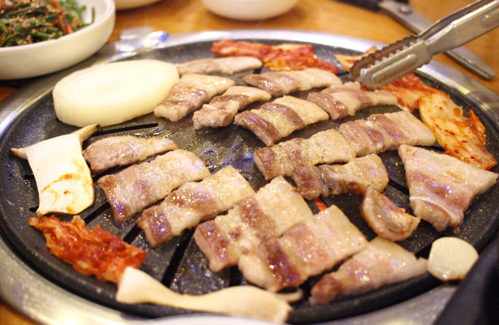 Thịt nướng là món n không thể thiếu khi i du lịch Hàn Quốc